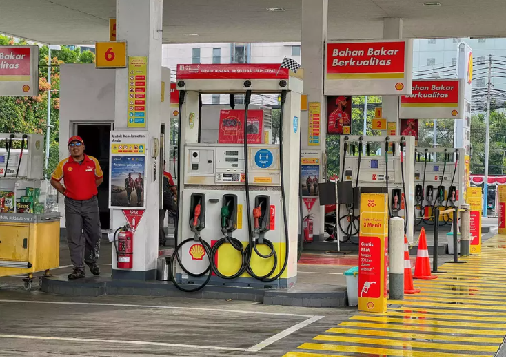 Shell cạn xăng tr&ecirc;n to&agrave;n Indonesia: Dấu hiệu khủng hoảng năng lượng đầu ti&ecirc;n trong thập kỷ? - ảnh 1