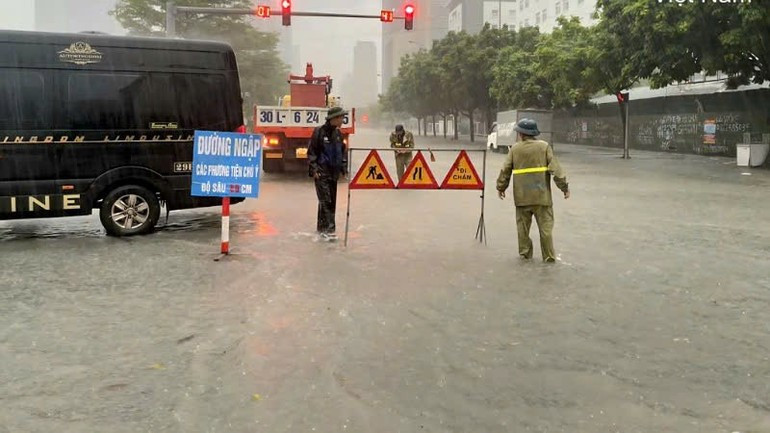 H&agrave; Nội vẫn tiếp tục mưa vừa v&agrave; to, chiều tối đến đ&ecirc;m giảm dần - ảnh 1