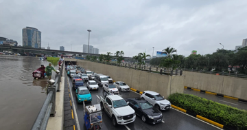 CẬP NHẬT: 54 điểm ngập sâu ở Hà Nội, người dân di chuyển bằng thuyền ở Mỹ Đình