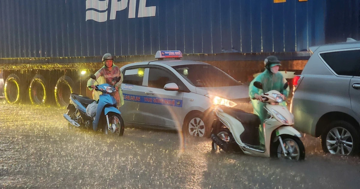 Hà Nội ngập tứ bề, loạt phương tiện chết máy giữa đường