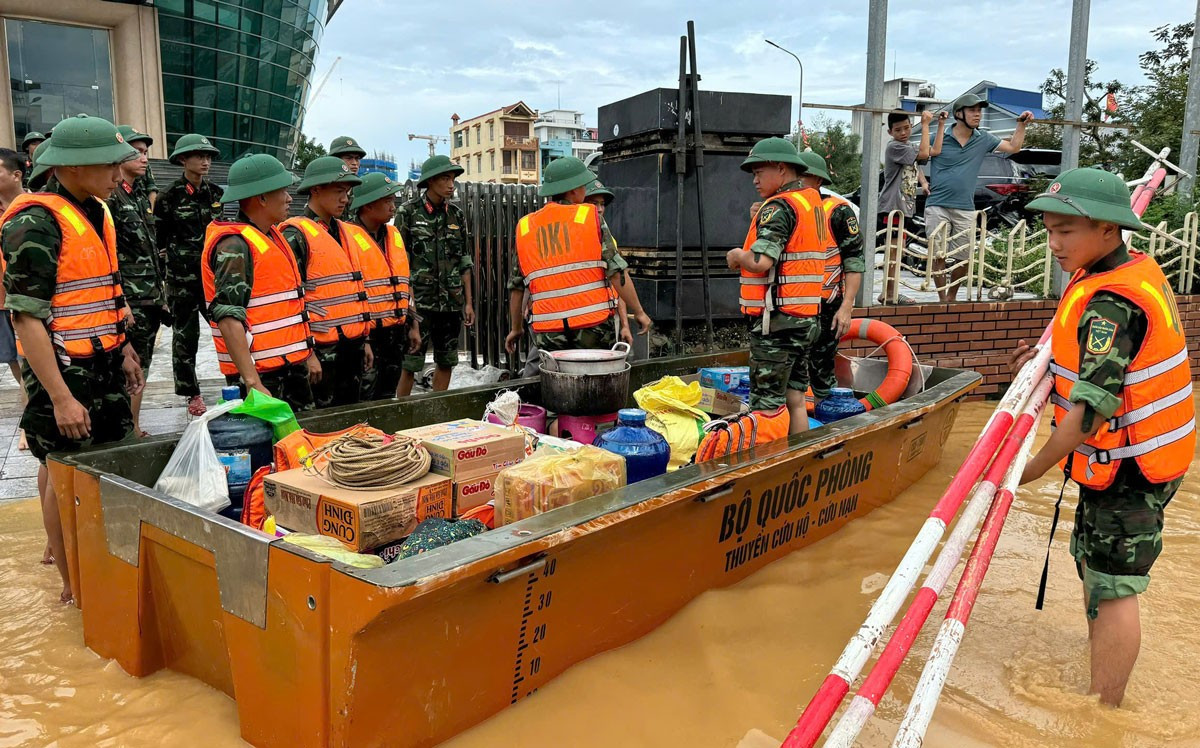 Lực lượng vũ trang trên địa bàn tỉnh Thái Nguyên hỗ trợ di dời người và tài sản cho nhân dân vùng ngập sâu. bo-doi-2-20251008124659.jpg