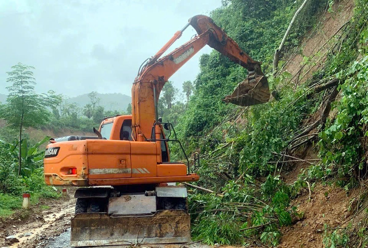 Lực lượng chức năng tỉnh Thái Nguyên xử lý các điểm sạt lở. giao-thong-2-20251008150311.jpg