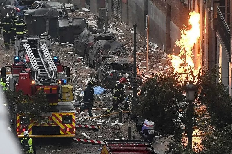 Tòa nhà 6 tầng bất ngờ đổ sập, 4 người không qua khỏi- Ảnh 1.