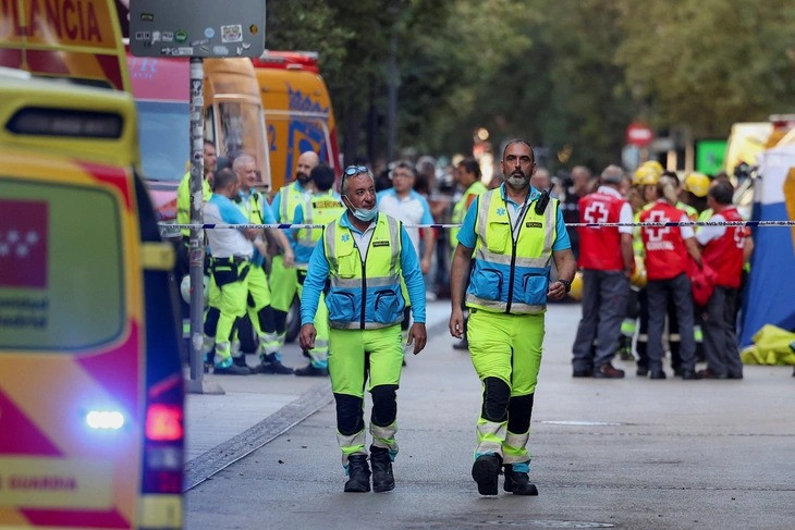 Tòa nhà 6 tầng bất ngờ đổ sập, 4 người không qua khỏi- Ảnh 2.