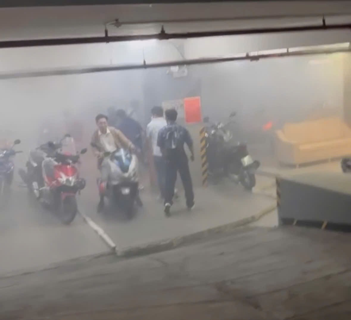 Người dân vội vàng di dời xe ra khỏi tầng hầm. z7094822409743-744a1ed682b447fe474b96aaf1a63200.jpg