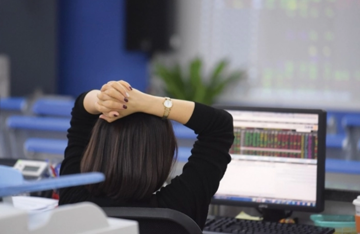 VN-Index lên đỉnh, tự doanh lập tức xả ròng gần 1.100 tỷ đồng: Tâm điểm tại 3 doanh nghiệp vừa lãi khủng