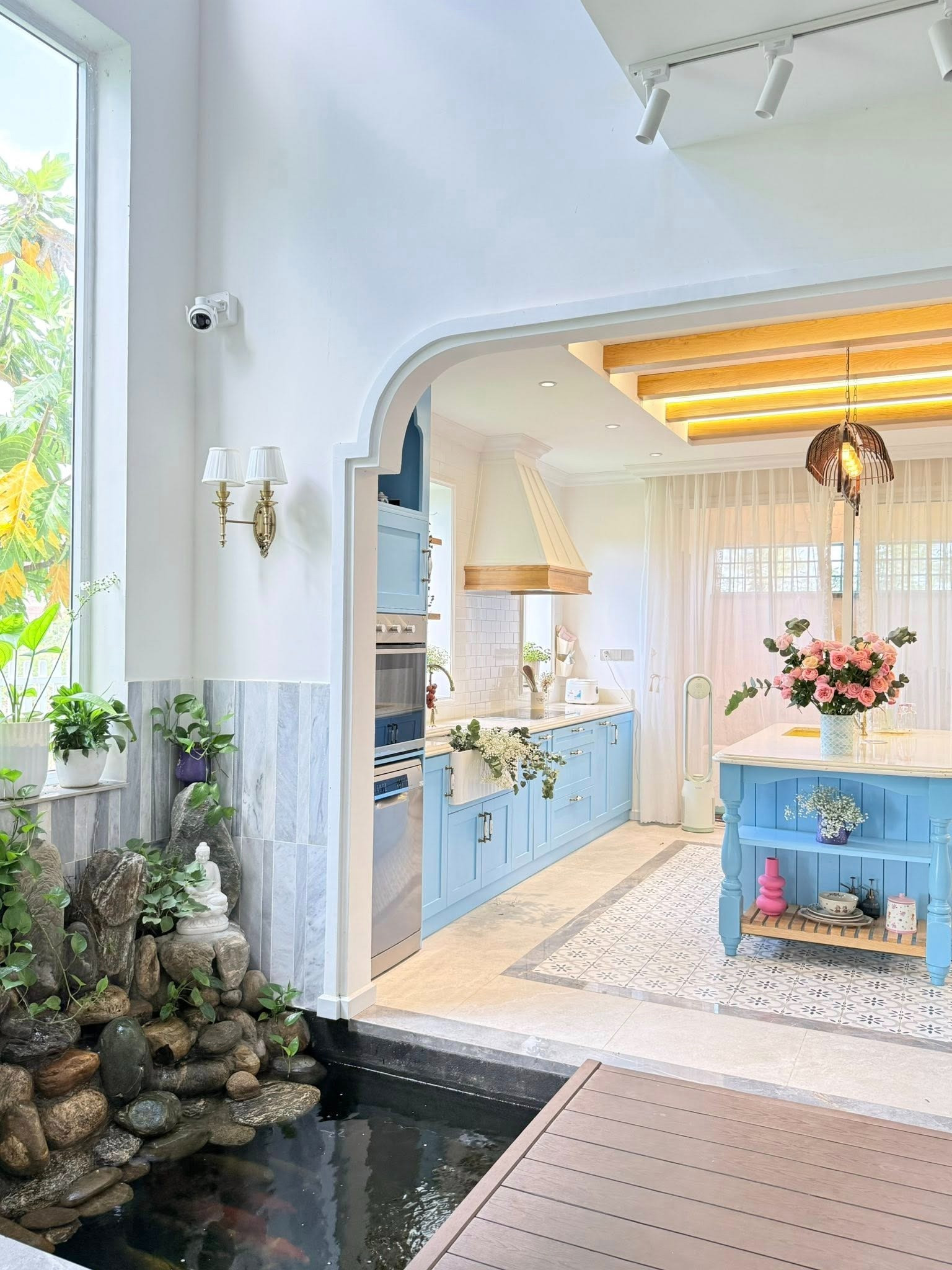 Ngôi nhà cổ tích giữa lòng thành phố đáng sống nhất Việt Nam: Căn bếp ngập nắng ấn tượng bên trong không gian 100m2- Ảnh 2.