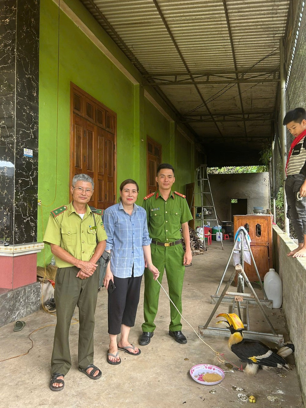 Phát hiện loài chim mỏ lớn bay vào vườn, ông Dung làm ngay một việc, công an lập tức tới nhà - ảnh 2