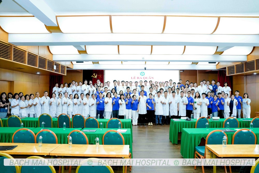 Hơn 30 bác sĩ của Bệnh viện Bạch Mai vào vùng bão lũ hỗ trợ - ảnh 1