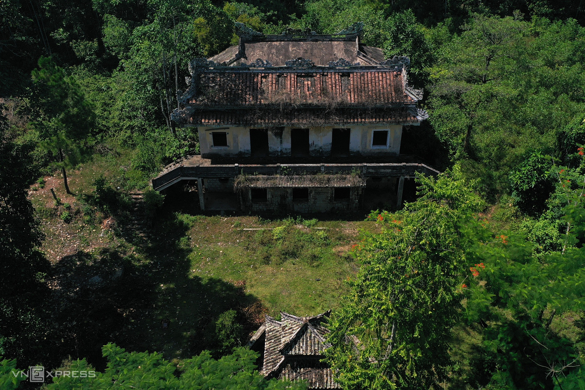 Biệt thự một thời của 'lãnh chúa miền Trung' bị bỏ hoang hơn 6 thập niên: Nhiều hạng mục xuống cấp, phân gia súc vương vãi- Ảnh 1.