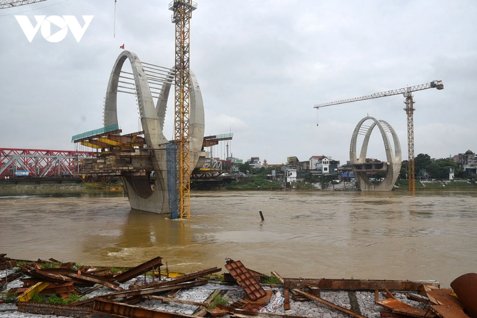 Cây cầu 1.800 tỷ thay thế cây cầu hơn 120 tuổi sẽ bị phá dỡ ở Hà Nội: Chơ vơ giữa dòng nước lũ, lùi kế hoạch thông xe 1 năm- Ảnh 2.