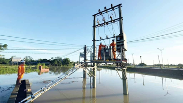 Gần 400 trạm biến áp điện lực Thái Nguyên vẫn chìm trong nước