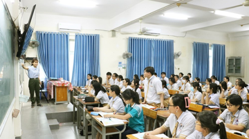 Học sinh xúc phạm giáo viên, bạn bè có thể bị phạt tới 10 triệu đồng, buộc cách ly tạm thời khỏi trường học