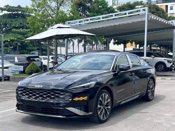 Kia K8 đầu tiên được rao bán tại Việt Nam: Sedan fastback lai coupe với nội thất hiện đại, trang bị 9 túi khí toàn xe, đối thủ 'nặng ký' ở phân khúc hạng sang