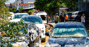 Ô tô nằm la liệt giữa bùn lũ ở Thái Nguyên