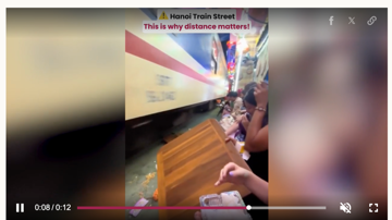 Tàu vào ga va chạm hất tung bàn ghế ở 'phố đường tàu' Hà Nội, du khách hoảng loạn bỏ chạy