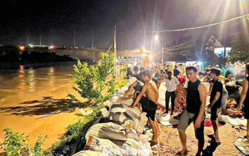 Thái Nguyên: Hàng ngàn người xuyên đêm gia cố đê sông Cầu