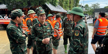 Viettel huy động 300 người cùng 50 thuyền xuồng, triển khai ưu đãi đặc biệt cho bà con vùng lũ