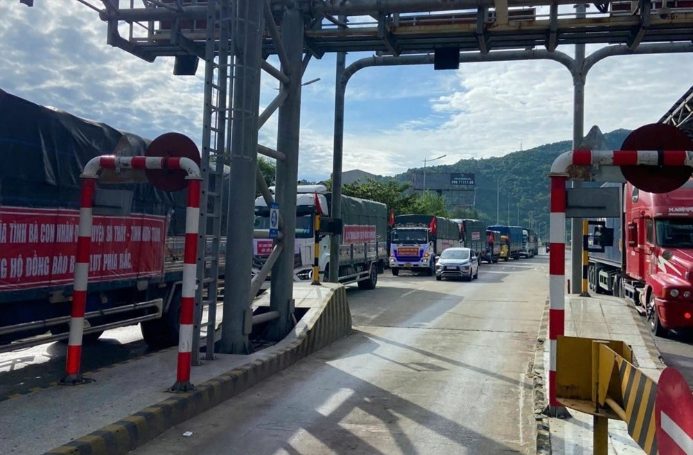 Miễn phí đường bộ xe chở hàng cứu trợ bão lũ - ảnh 1