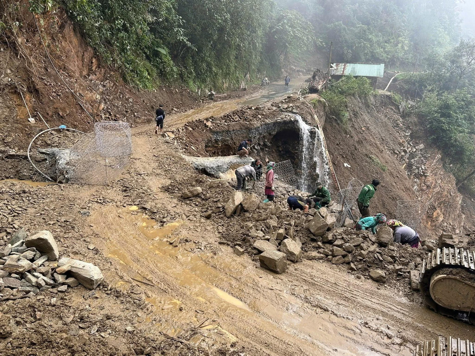Thiệt hại kết cấu hạ tầng đường bộ gần 1.000 tỷ đồng sau bão lũ- Ảnh 1.