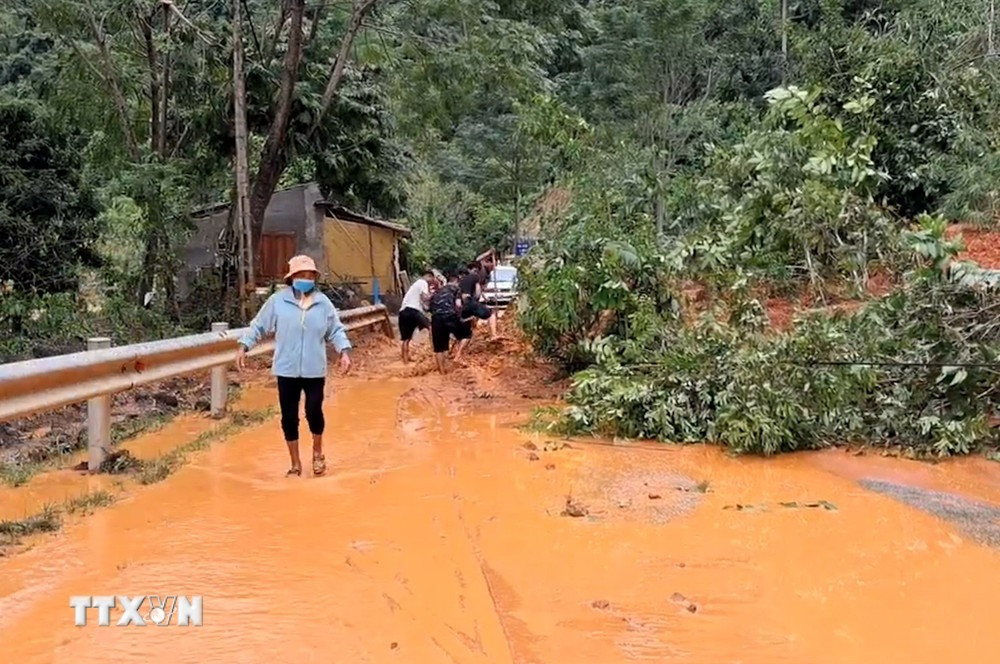 Thiệt hại kết cấu hạ tầng đường bộ gần 1.000 tỷ đồng sau bão lũ- Ảnh 2.