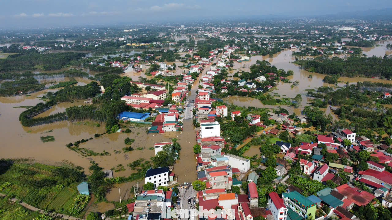 Chia sẻ với PV Tiền Phong, ông Trần Xuân Cường - Bí thư Đảng ủy xã Tiên Lục cho biết, đến sáng 9/10, toàn xã Tiên Lục vẫn có hàng chục thôn bị ngập, với khoảng1.000 hộ dân bị ảnh hưởng. tp-14.jpg