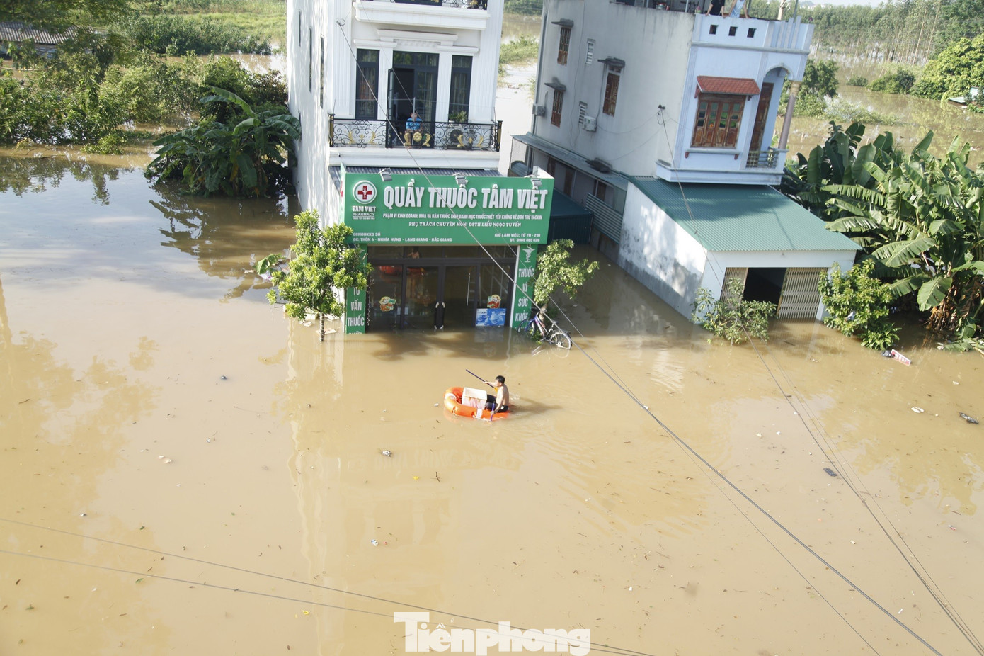 Xã Tiên Lục là một trong những địa phương bị ngập nặng nhất tỉnh Bắc Ninh. Hiện cơ quan chức năng địa phương và quân đội, công an đang tích cực hỗ trợ người dân vùng bị ngập lụt. Ảnh: Nguyễn Thắng tp-10.jpg