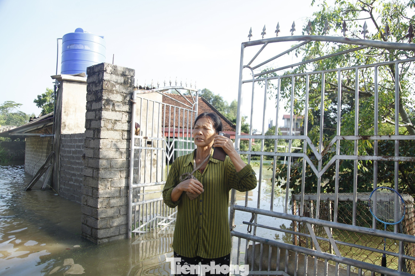 Bà Vũ Thị Lộc (63 tuổi) ở thôn Bến Phà, xã Tiên Lục chia sẻ, đây là trận lụt lịch sử trong cuộc đời. Lần đầu tiên, bà thấy thôn bị ngập lụt sâu như hiện nay. Nước lũ ngập đến nửa nhà bà. Gia đình bà đã di chuyển người và đồ vật đến nơi an toàn. Ảnh: Nguyễn Thắng tp-8.jpg