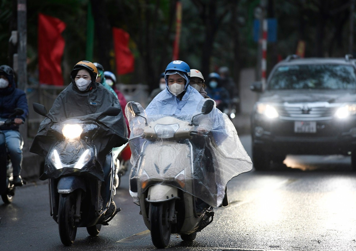 Không khí lạnh liên tục tăng cường khiến miền Bắc mưa rét kéo dài. mua-ret-1004.jpg