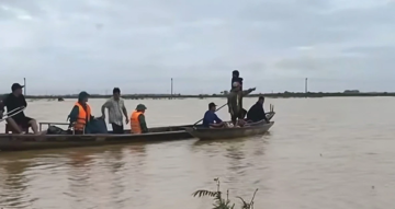 Huế thiệt hại nặng về người do mưa lũ lịch sử, hơn 10.000 ngôi nhà còn ngập lụt