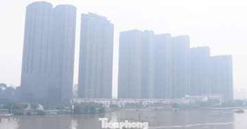 TPHCM mờ trắng trong sương, bụi mịn vượt ngưỡng nhiều lần