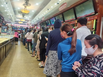 Vàng không phải độc tôn, người trẻ Việt xếp hàng từ tờ mờ sáng, chờ vài tháng để sở hữu thứ kim loại này