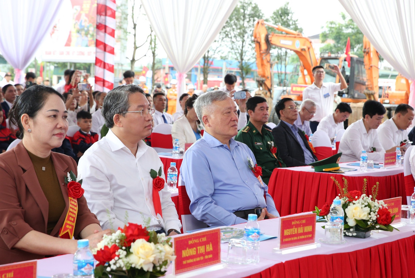 Phó Thủ tướng Thường trực Chính phủ Nguyễn Hòa Bình, Bộ trưởng Bộ Tư pháp Nguyễn Hải Ninh dự lễ khởi công dự án Trường nội trú liên cấp Tiểu học – THCS Sơn Kim 1, tỉnh Hà Tĩnh - Ảnh: VGP/Nguyễn Hoàng