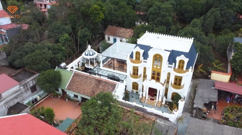 Căn biệt thự dát vàng giữa lòng Kinh Bắc: Không gian 370m2 như châu Âu thu nhỏ, giường ngủ mạ vàng như cung điện xưa- Ảnh 1. Căn biệt thự dát vàng giữa lòng Kinh Bắc: Không gian 370m2 như châu Âu thu nhỏ, giường ngủ mạ vàng như cung điện xưa- Ảnh 1.