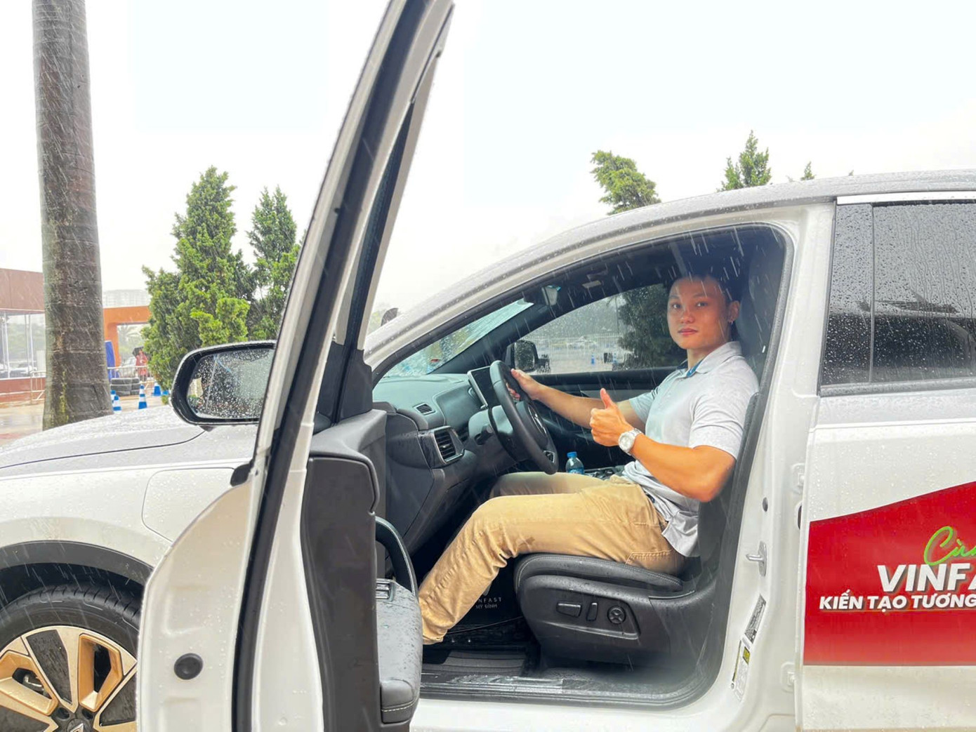 Anh Phạm Hải Nam (Hà Nội) đặc biệt đánh giá cao hệ thống phanh tái sinh trên VF 8. 3.jpg