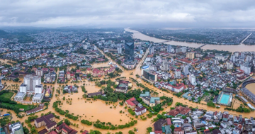 11 ngày đêm miền Trung vật lộn với lũ, sạt lở và bão tàn phá