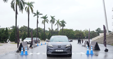 Lái thử VinFast VF 8, người dùng Việt chia sẻ: 'Tự hào khi Việt Nam có thể làm ra những chiếc xe chất lượng đến vậy'