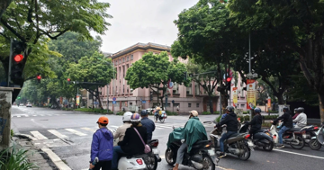 Tài xế dừng đèn đỏ, tay sử dụng điện thoại di động có bị xử phạt?