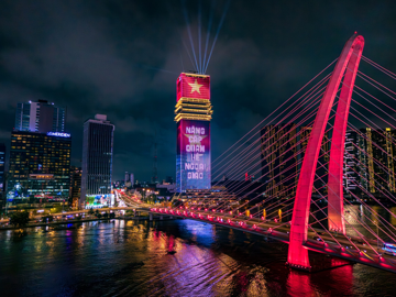 Tòa tháp Saigon Marina IFC rực sáng chào mừng đối tác chiến lược toàn diện Việt - Anh