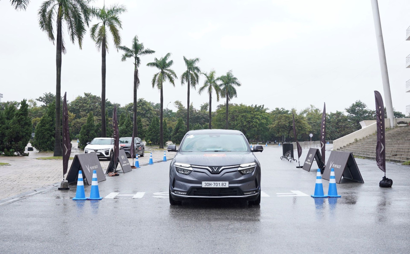Nhiều khách hàng tại Hà Nội đã có cơ hội trải nghiệm chuyên sâu xe điện VinFast. 1.jpg