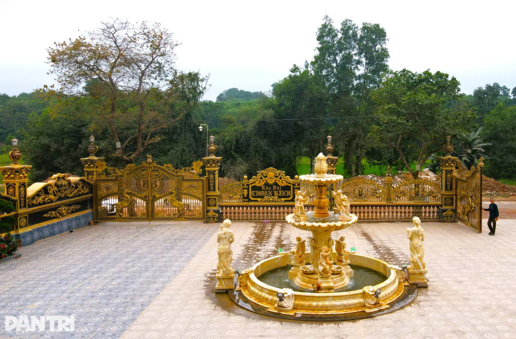 Lâu đài dát vàng gần 100 tỷ của ‘đại gia đồng nát’: Huy động hàng trăm người xây dựng, từng phải tháo dỡ 1 phần công trình trái phép- Ảnh 2.