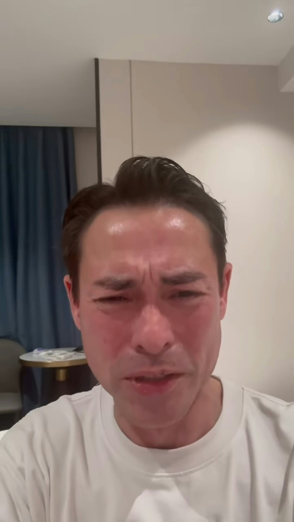 Nam diễn viên nổi tiếng bật khóc nức nở, cầu xin giúp đỡ vợ đang nguy kịch - ảnh 1