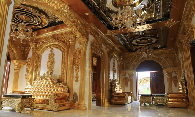 Lâu đài dát vàng gần 100 tỷ của ‘đại gia đồng nát’: Huy động hàng trăm người xây dựng, từng phải tháo dỡ 1 phần công trình trái phép- Ảnh 3.