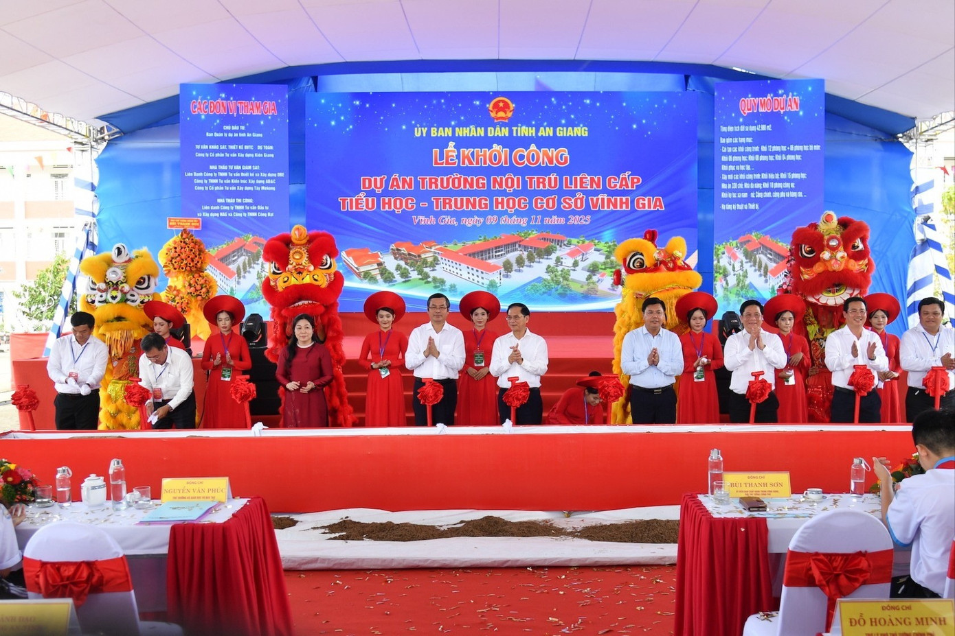 Các đại biểu thực hiện nghi thức khởi công dự án.