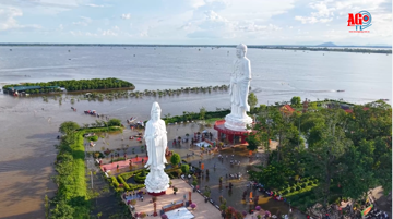 Ngôi chùa Việt bất ngờ nổi lên giữa 'biển nước', hàng ngàn du khách xếp hàng, trải nghiệm hiện tượng có 1-0-2