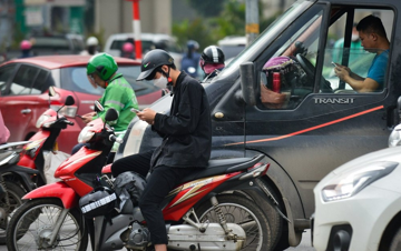 Sử dụng điện thoại khi dừng đèn đỏ có bị phạt không?