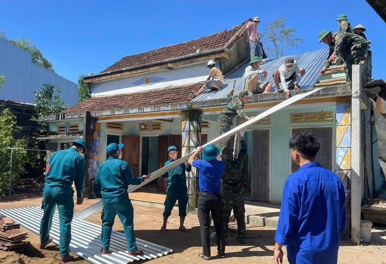 Thủ tướng chỉ đạo các địa phương hỗ trợ người dân khắc phục nhanh hậu quả bão lũ, dựng lại nhà kịp đón Tết - ảnh 1