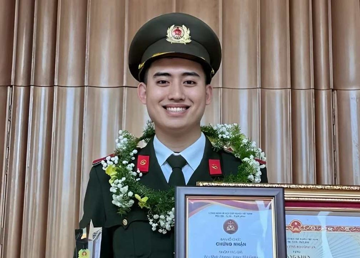 Chân dung chàng trai sinh năm 2002 là Thủ khoa Học viện An ninh, được giữ lại làm giảng viên