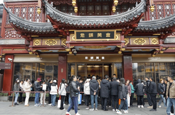 Cửa hàng vàng cổ lên cơn sốt, 1,4 tỷ dân Trung Quốc lùng mua đến vỡ trận