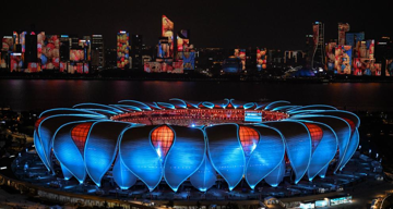 Sân vận động sức chứa 80.000 người được xây dựng bên dòng sông huyết mạch, vốn đầu tư lên tới 9.500 tỷ đồng